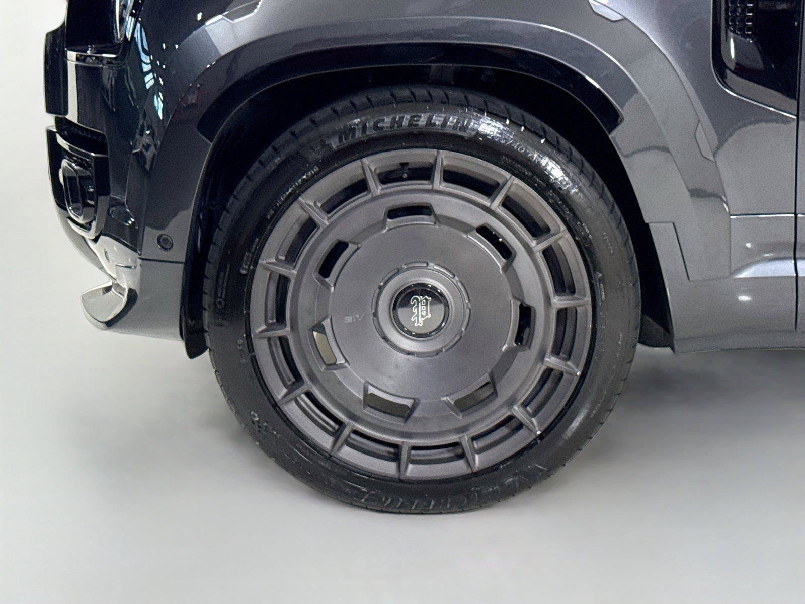 Used 2025 Land Rover Defender 110 V8 AWD/4WD image 40