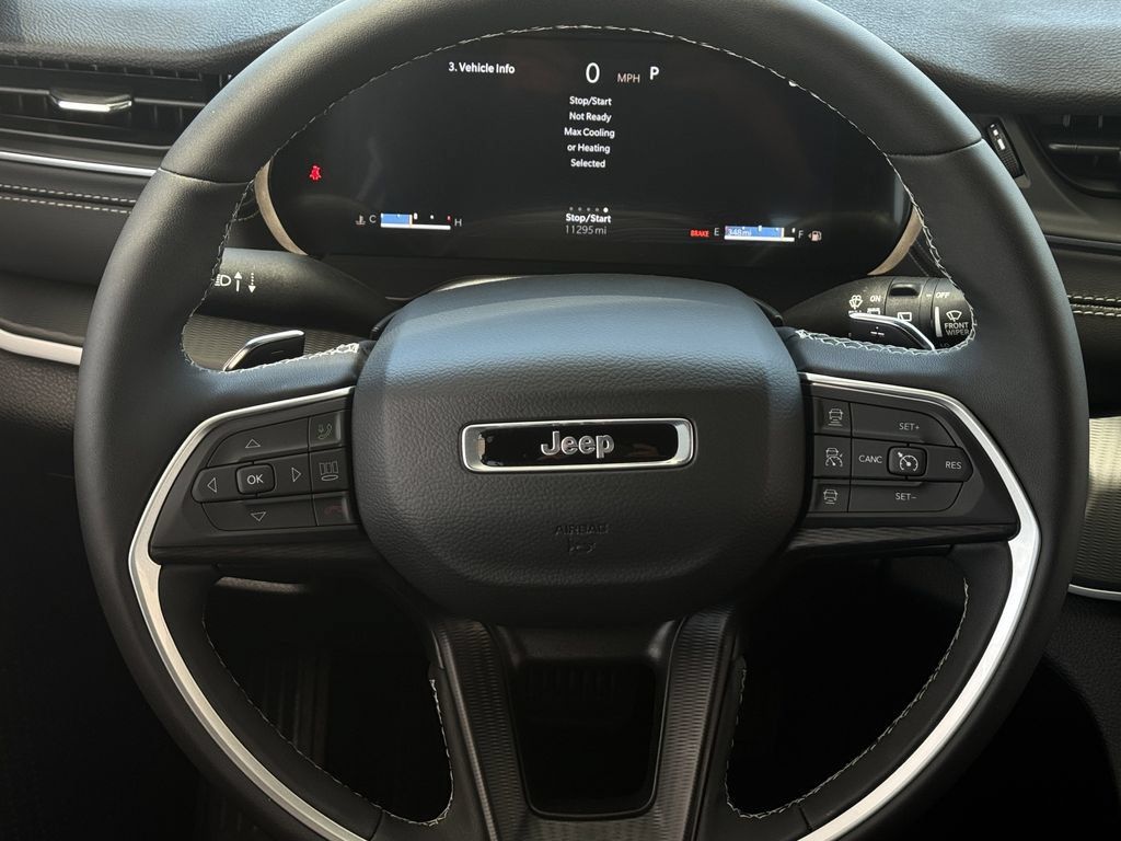 Used 2025 Jeep Grand Cherokee Laredo X w/ Luxury Tech Group I AWD/4WD image 14