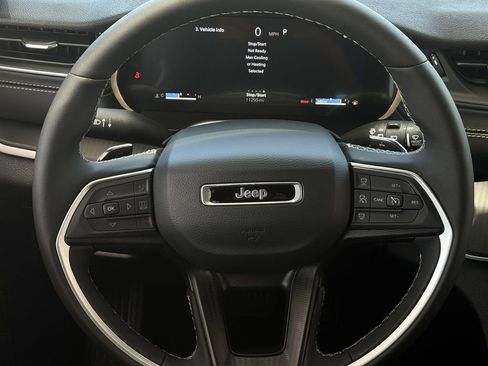 Used 2025 Jeep Grand Cherokee Laredo X w/ Luxury Tech Group I AWD/4WD image 14