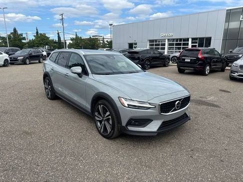 Used 2025 Volvo V60 B5 Cross Country Plus AWD/4WD image 3