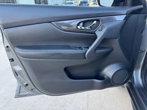 Used 2017 Nissan Rogue SV image 4