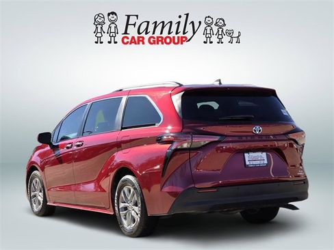 Used 2022 Toyota Sienna XLE image 3