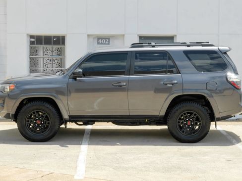 Used 2018 Toyota 4Runner TRD Off-Road Premium AWD/4WD image 12