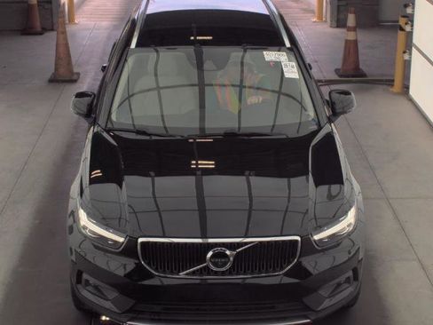 Used 2022 Volvo XC40 T4 Momentum FWD image 2