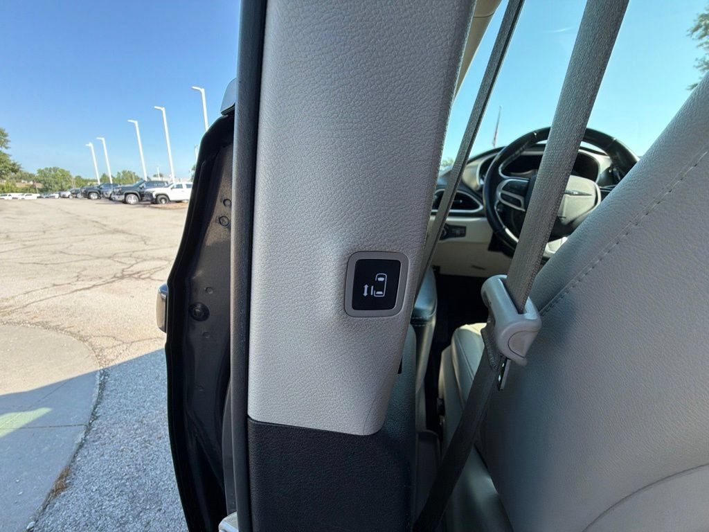 Used 2021 Chrysler Pacifica Touring-L FWD image 19