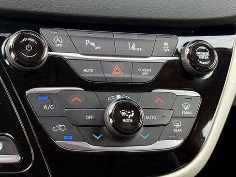 Certified 2023 Chrysler Pacifica Touring-L FWD image 29