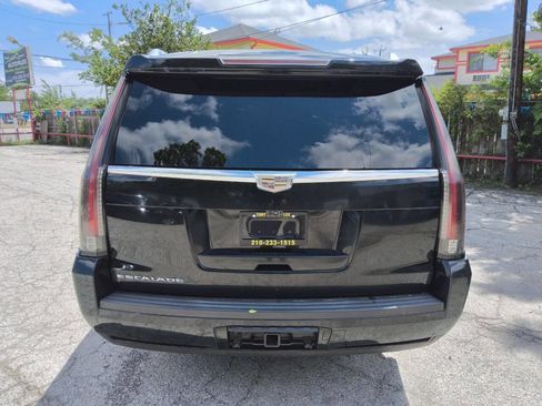 Used 2017 Cadillac Escalade ESV Premium Luxury RWD image 4