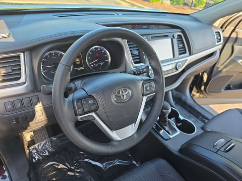 Used 2017 Toyota Highlander Plus AWD/4WD image 17
