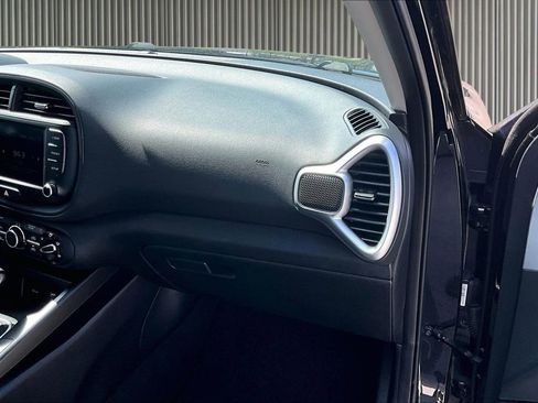 Used 2023 Kia Soul LX w/ LX Technology Package FWD image 17