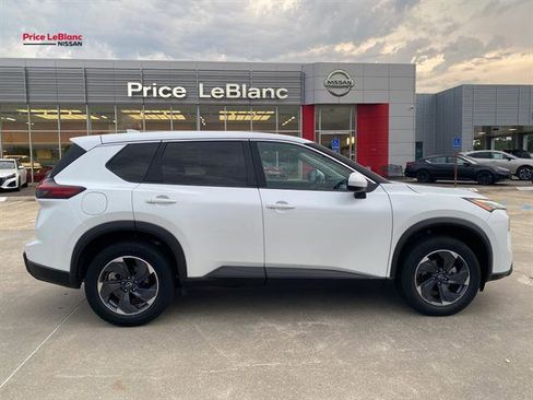 Used 2024 Nissan Rogue SV FWD image 8