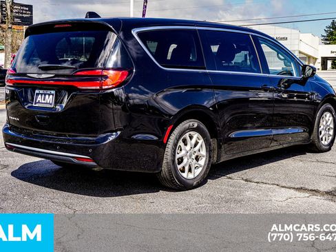 Used 2024 Chrysler Pacifica Touring-L FWD image 7