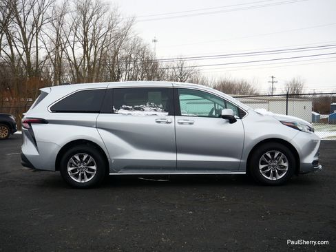 Used 2024 Toyota Sienna LE image 13