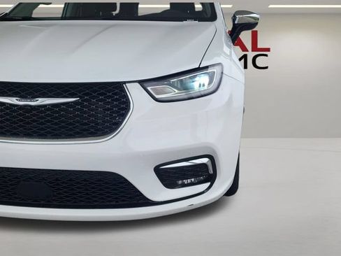 Used 2023 Chrysler Pacifica Limited FWD image 2