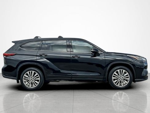 Used 2023 Toyota Highlander Platinum FWD image 6
