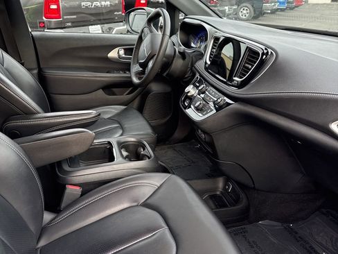 Used 2023 Chrysler Pacifica Touring-L w/ S Appearance Package image 24