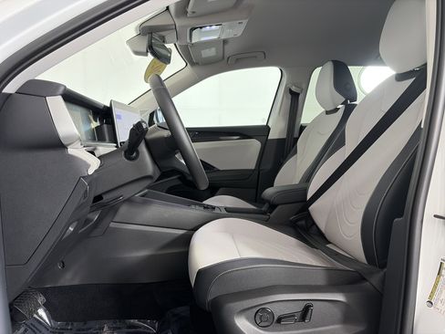 Used 2025 Volkswagen Tiguan SE AWD/4WD image 6