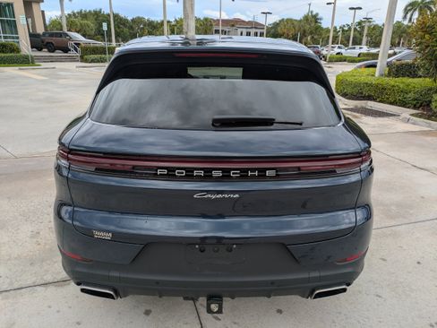 Used 2024 Porsche Cayenne AWD/4WD image 3