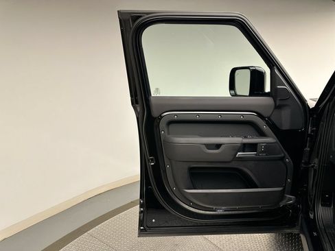 Certified 2025 Land Rover Defender 110 X-Dynamic SE AWD/4WD image 9