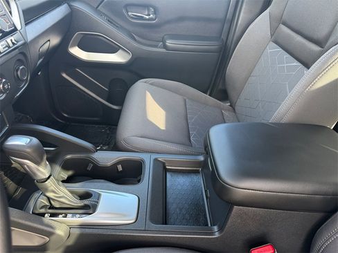 Certified 2025 Nissan Frontier SV image 31