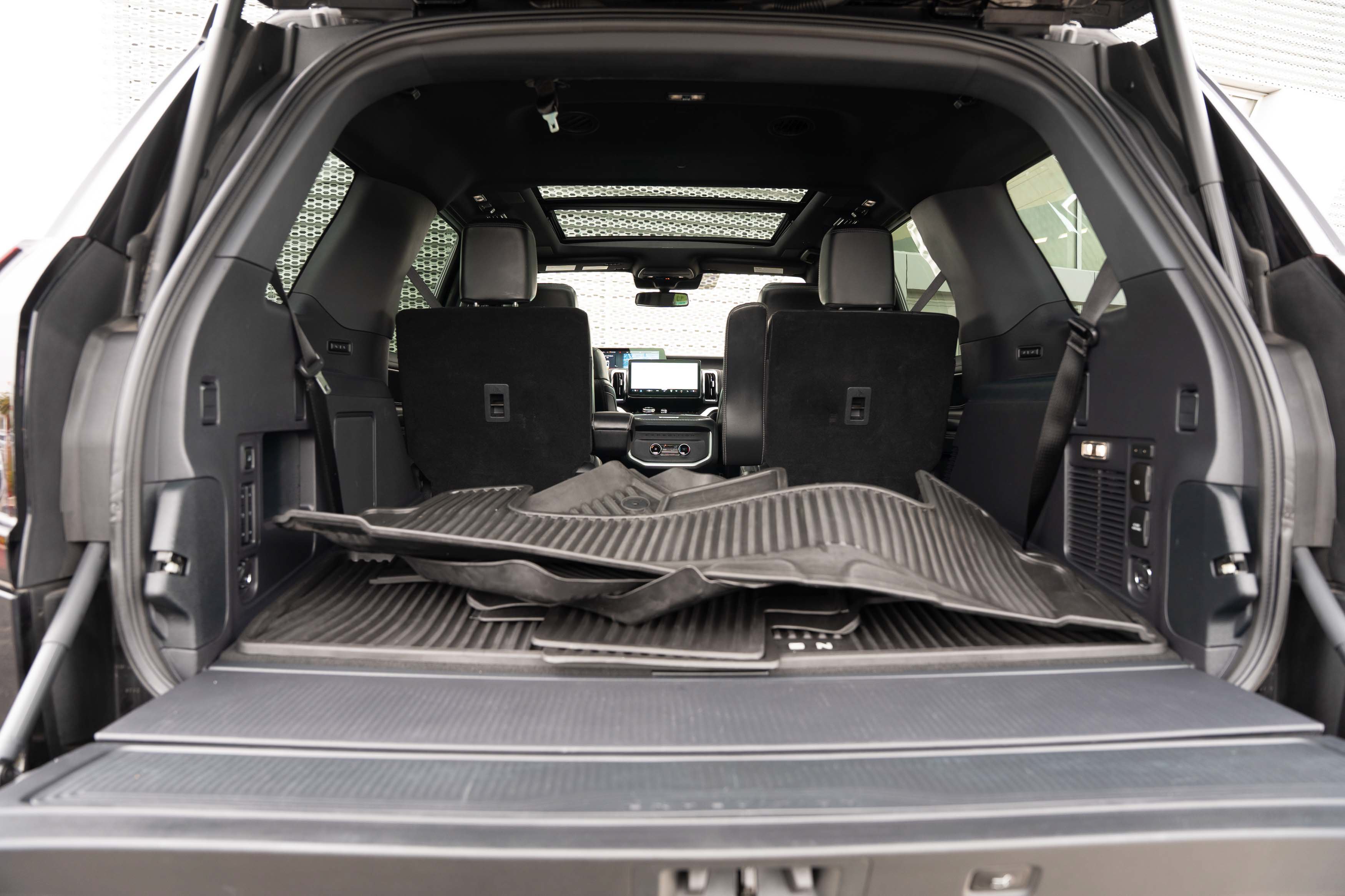 Used 2025 Ford Expedition Platinum w/ Stealth Performance Package AWD/4WD image 29