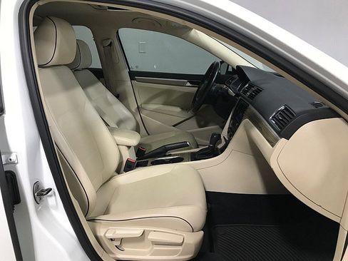 Used 2018 Volkswagen Passat 2.0T SE FWD image 14