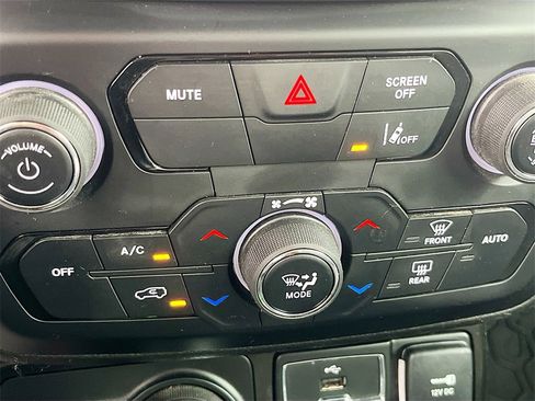 Used 2022 Jeep Renegade Limited image 16