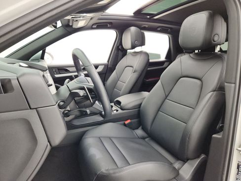 Used 2024 Porsche Cayenne Base image 6