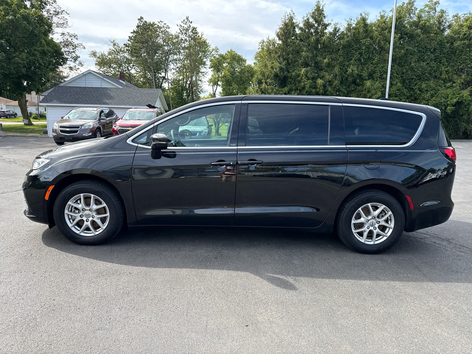 Used 2024 Chrysler Pacifica Touring FWD image 6