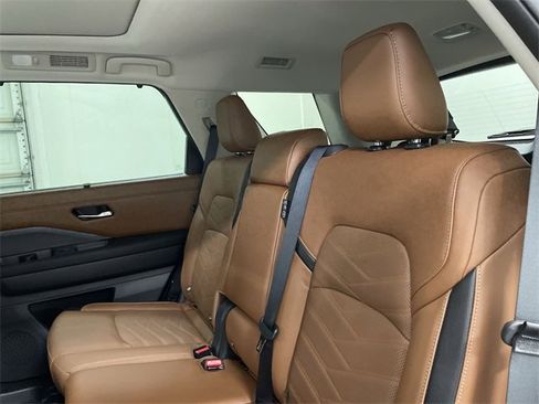 Used 2024 Nissan Pathfinder Platinum w/ Black Appearance Package image 17