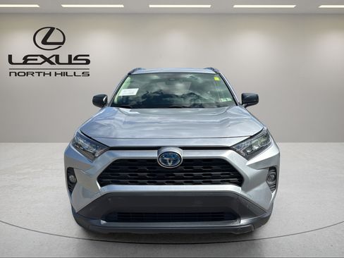 Used 2022 Toyota RAV4 LE AWD/4WD image 2