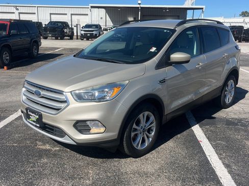 Used 2018 Ford Escape SE image 1