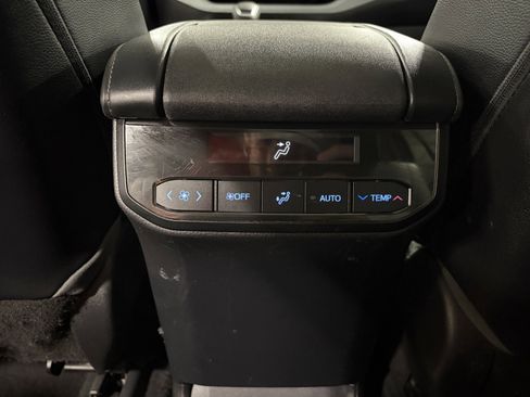 Used 2022 Toyota Highlander XLE AWD/4WD image 28