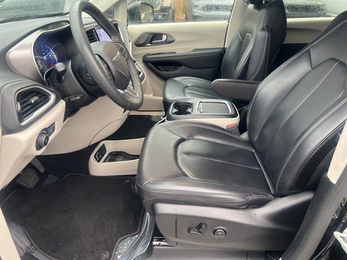 Used 2023 Chrysler Pacifica Touring-L FWD image 13