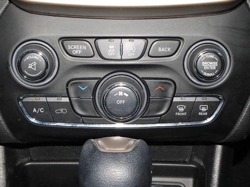 Used 2017 Jeep Cherokee Latitude w/ Safety/Convenience Group AWD/4WD image 22