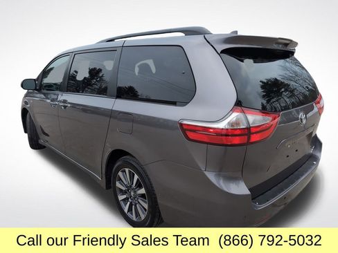 Used 2018 Toyota Sienna XLE Premium image 3