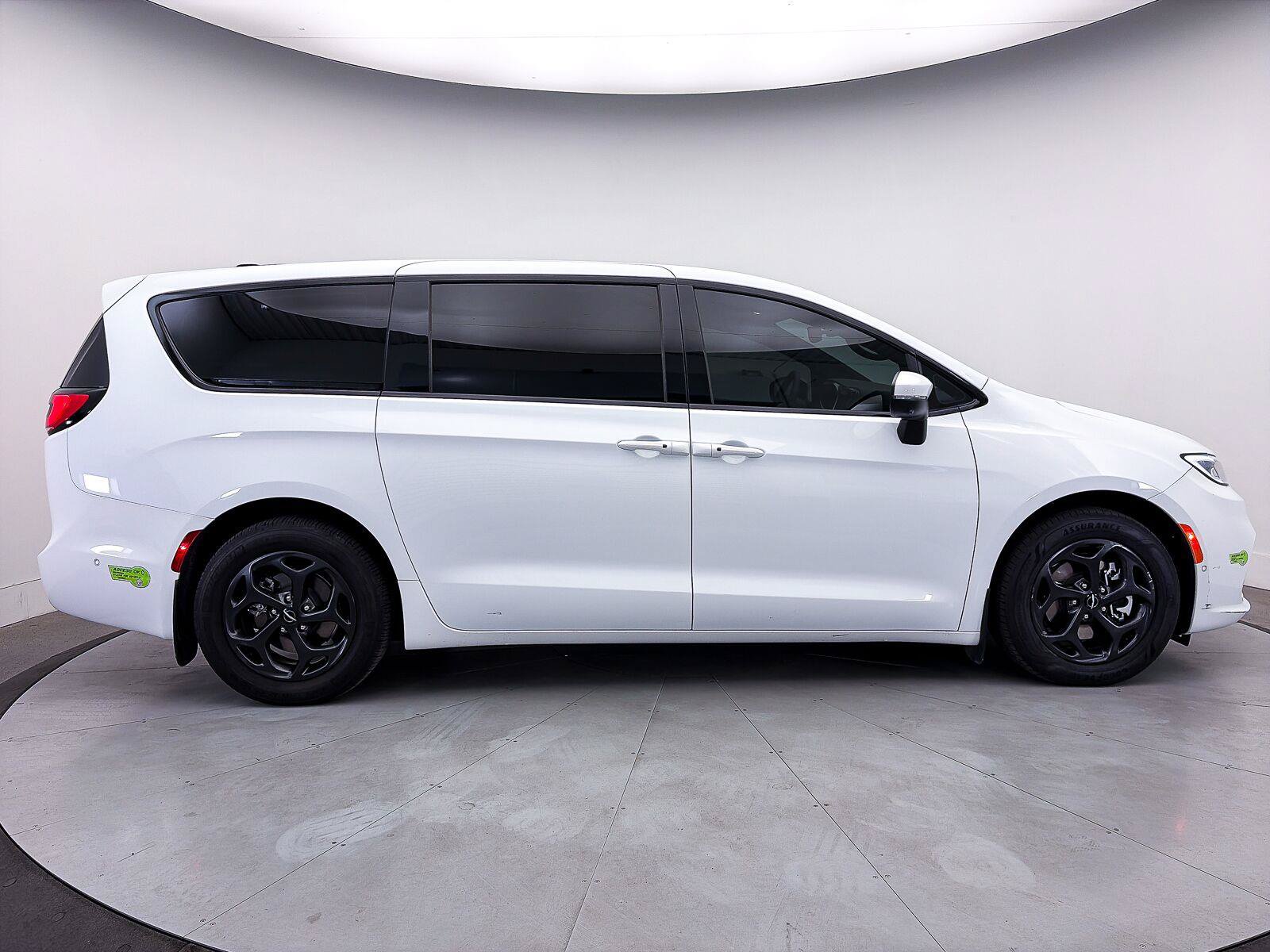 Used 2023 Chrysler Pacifica Touring-L w/ Uconnect Theater Family Group FWD image 42