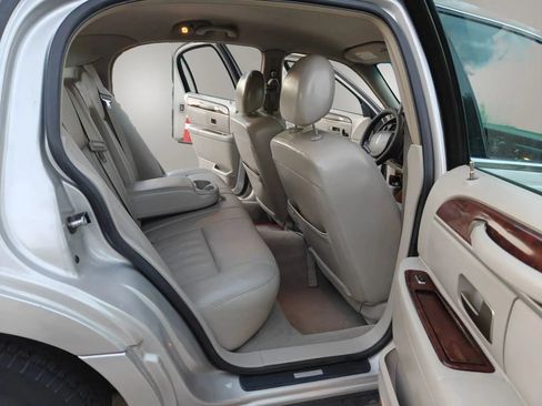 Used 2007 Lincoln Town Car Signature RWD image 24