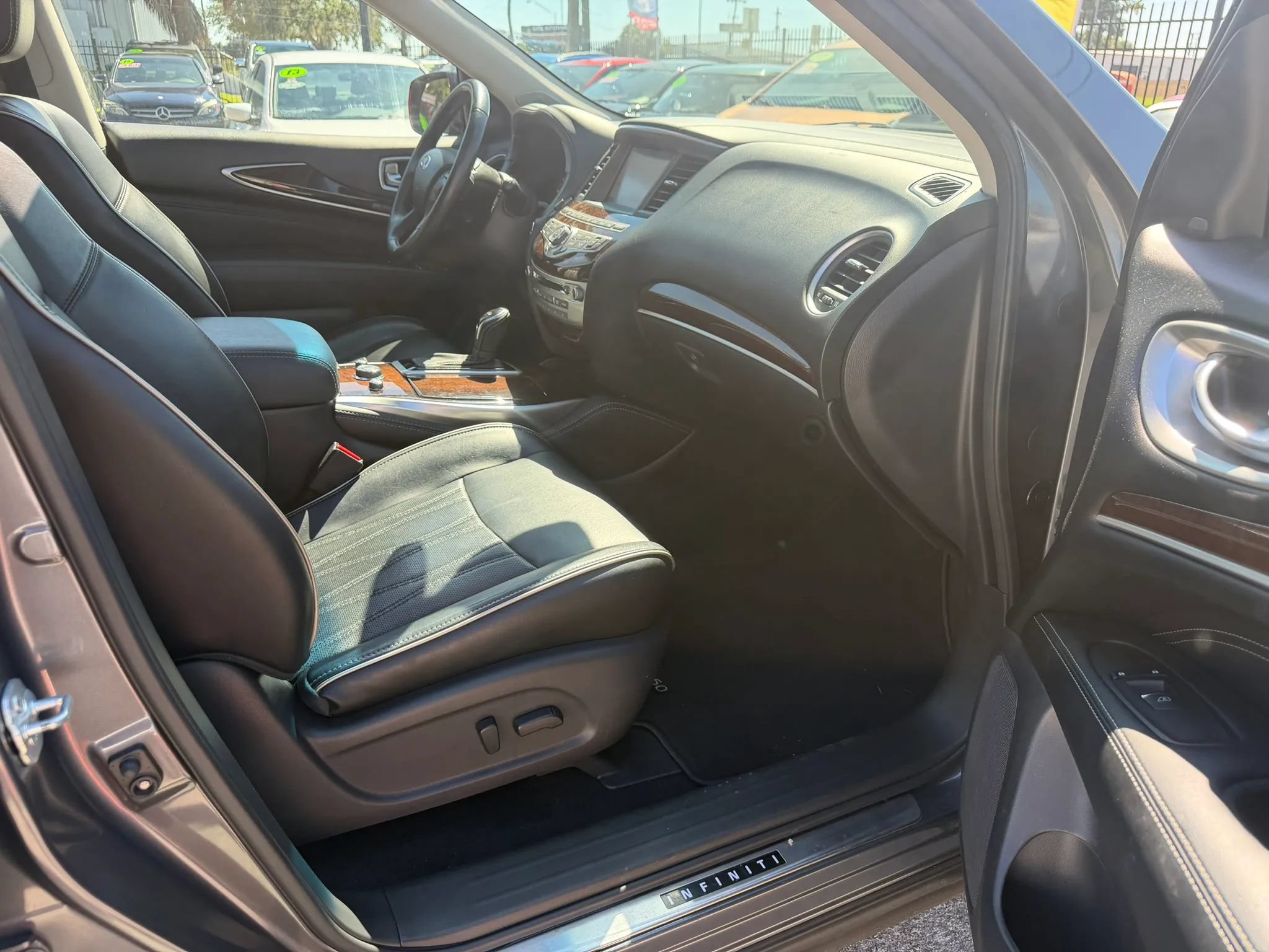 Used 2016 INFINITI QX60 Luxe w/ Deluxe Technology Package AWD/4WD image 11
