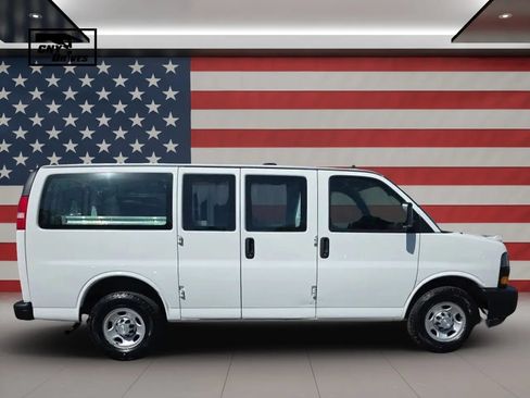 Used 2018 Chevrolet Express 2500 w/ Driver Convenience Package RWD image 4
