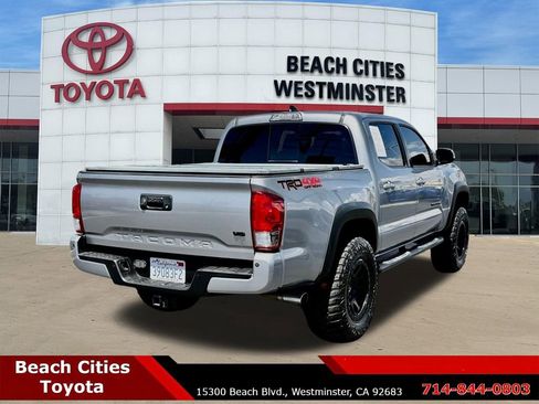 Used 2017 Toyota Tacoma TRD Off-Road AWD/4WD image 11