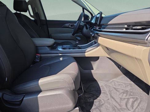 New 2026 Kia Carnival FWD image 16