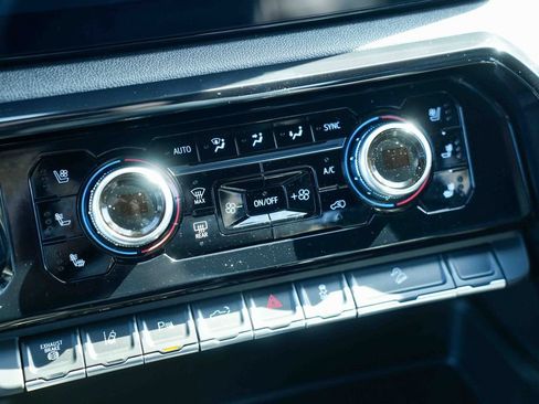 Used 2025 GMC Sierra 2500 AT4 w/ AT4 Premium Plus Package AWD/4WD image 38