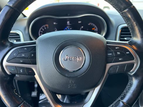 Used 2020 Jeep Grand Cherokee Laredo image 24