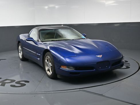 Used 2004 Chevrolet Corvette Coupe w/ Preferred Equipment Group RWD image 3
