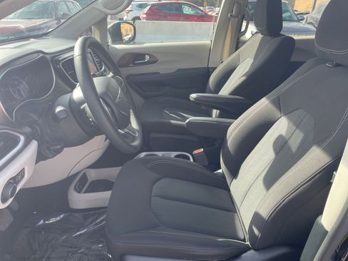 Used 2024 Chrysler Voyager LX image 29