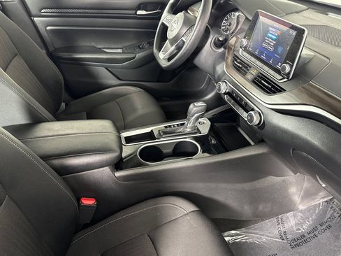 Used 2024 Nissan Altima 2.5 SV FWD image 12