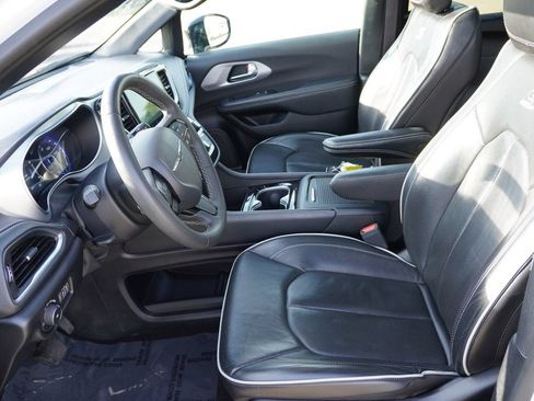 Certified 2025 Chrysler Pacifica Limited FWD image 15