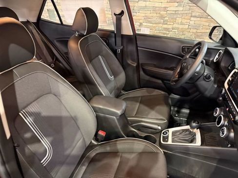 New 2025 Hyundai Venue Limited image 17