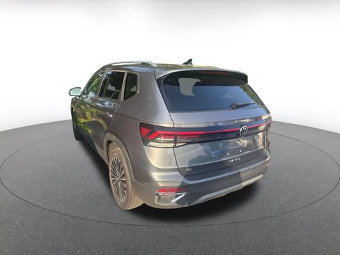 Used 2025 Volkswagen Taos SE FWD image 5
