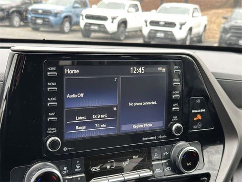 Used 2022 Toyota Highlander LE image 3